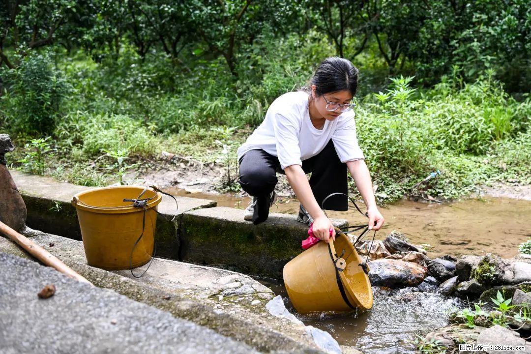 全网追的“扁担女孩”,找了一份暑假工,时薪12元 - 自贡生活资讯 - 自贡28生活网 zg.28life.com