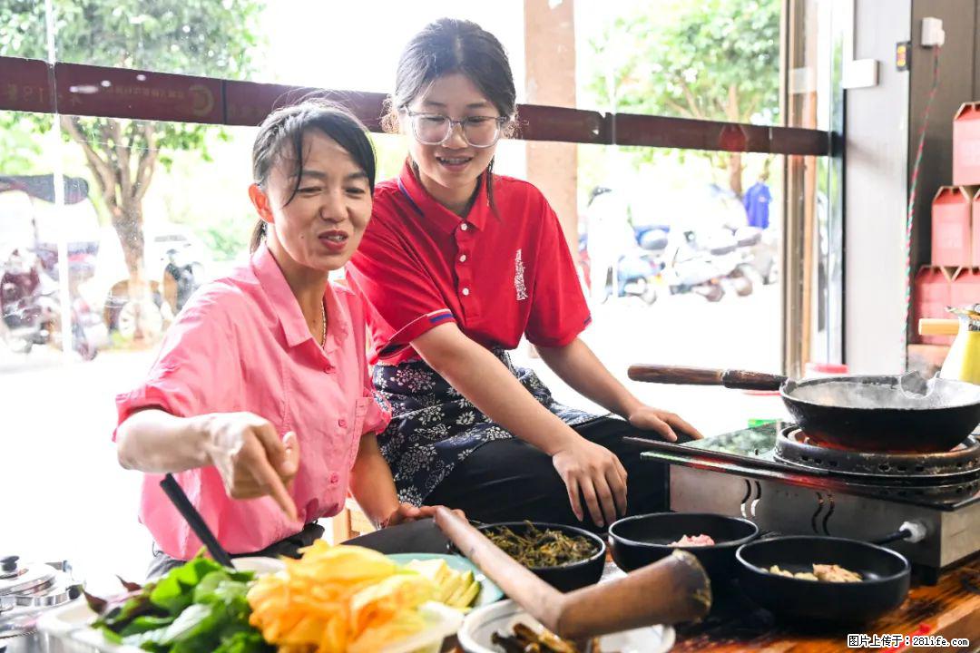 全网追的“扁担女孩”,找了一份暑假工,时薪12元 - 自贡生活资讯 - 自贡28生活网 zg.28life.com