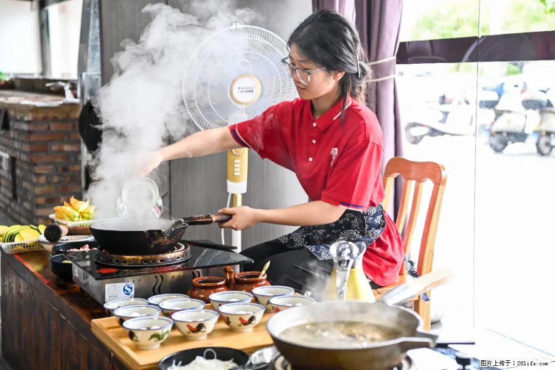 全网追的“扁担女孩”,找了一份暑假工,时薪12元 - 自贡生活资讯 - 自贡28生活网 zg.28life.com
